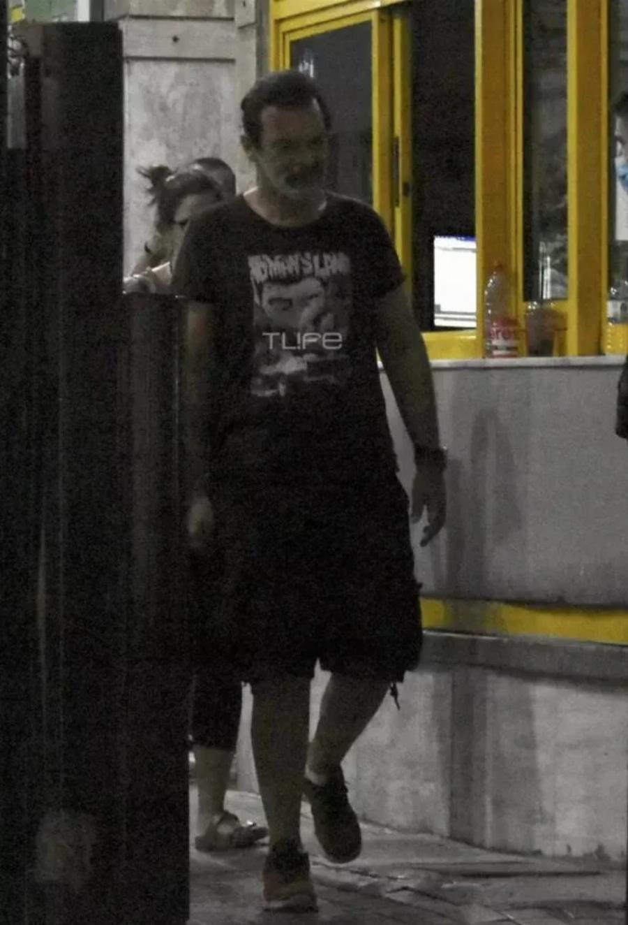 Συντετριμμένος κι απαρηγόρητος: Η στιγμή που ο Κωνσταντίνος Καζάκος έμαθε για τον χαμό του πατέρα του