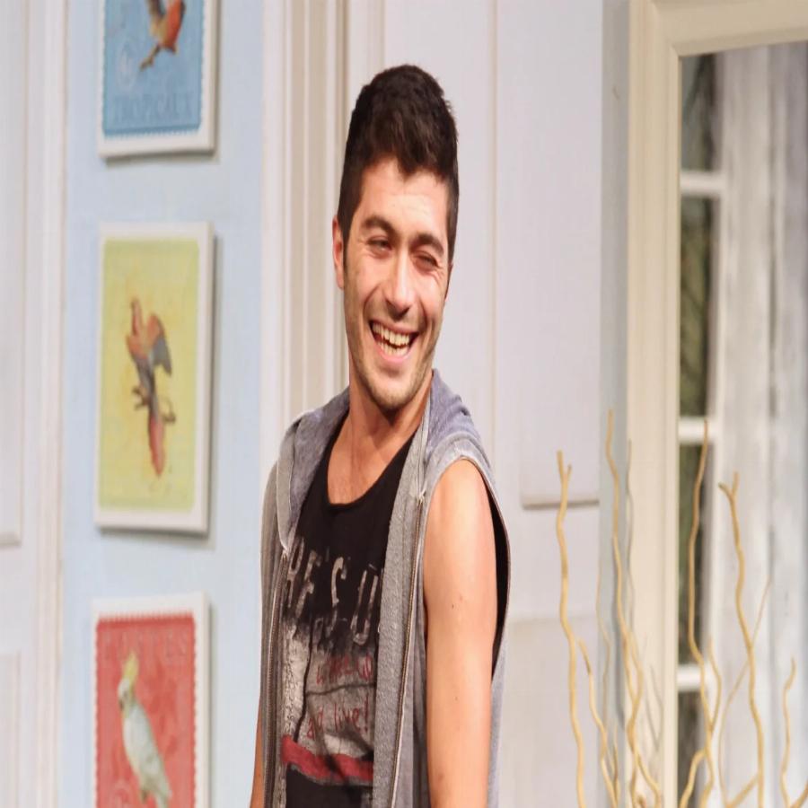 Άρης Τσάπης: Ο ερχομός από την Αλβανία, τα φτωχικά χρόνια, ο έρωτας της ζωής του και η γέννηση του γιου του στα 25