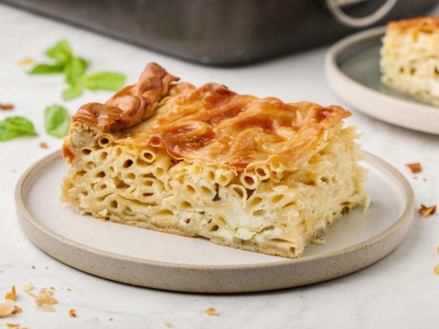 Η πιο λαχταριστή και αλμυρή τούρτα: Τούρτα μακαρονιών με 4 τυριά, ζαμπόν και ντομάτα έτοιμη σε 10′