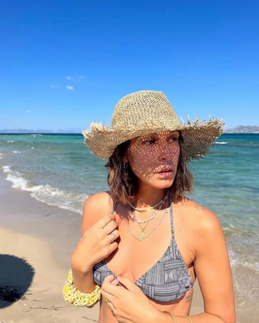 Έχει μείνει μισή: Η Κατερίνα Παπουτσάκη ποζάρει με μπικίνι μετά την απώλεια κιλών και προκαλεί σούσουρο