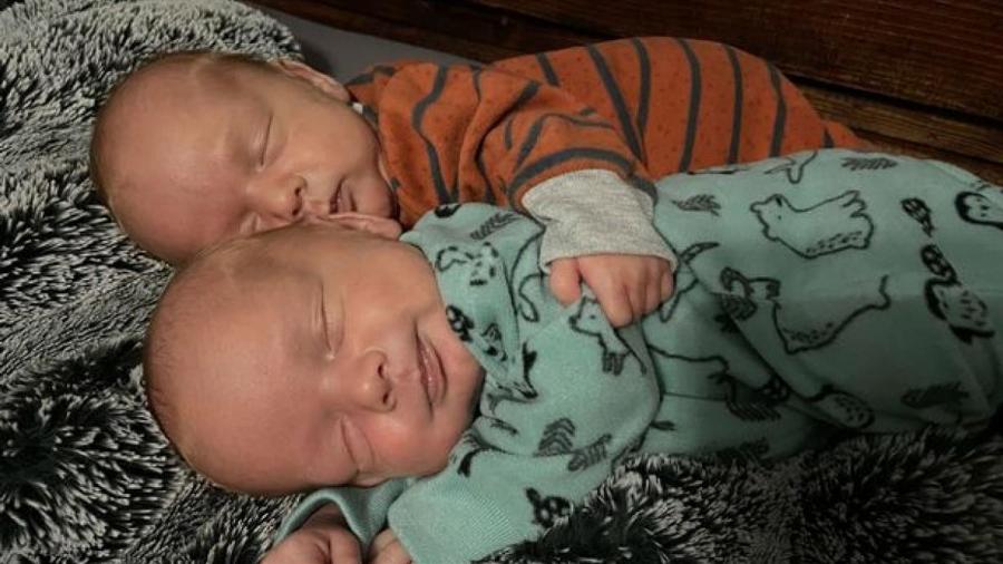 Δίδυμα 7 μηνών ρίχνουν το διαδίκτυο: Αρνούνται να κοιμηθούν χώρια και τσιρίζουν μόλις χωριστούν