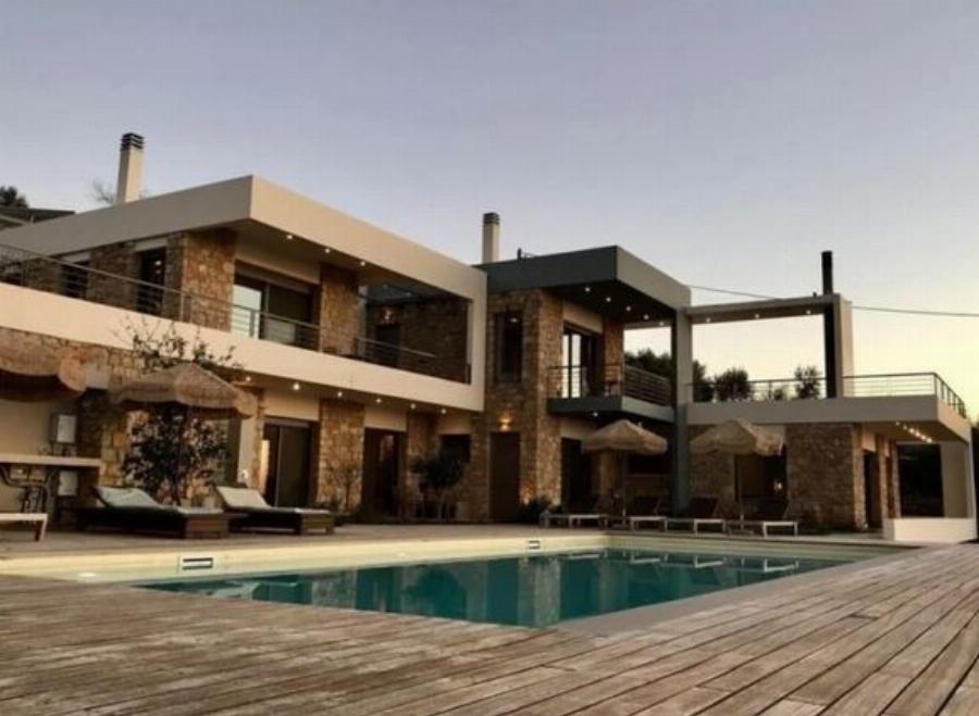 Πετρόχτιστο με υδρομασάζ και θέα το απέραντο γαλάζιο: Το πολυτελέστατο ξενοδοχείο των Σταυροπούλου-Χατζηπαναγιώτη στη Μεσσηνιακή Μάνη