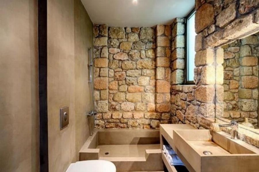 Πετρόχτιστο με υδρομασάζ και θέα το απέραντο γαλάζιο: Το πολυτελέστατο ξενοδοχείο των Σταυροπούλου-Χατζηπαναγιώτη στη Μεσσηνιακή Μάνη