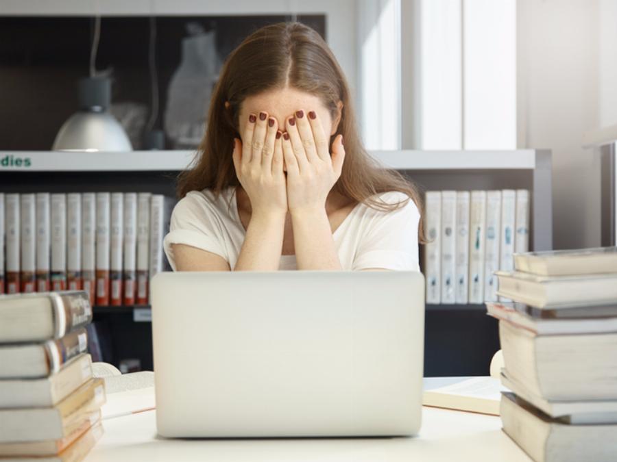 “Να κάνεις οικογένεια και παιδιά σου λένε. Με 400 ευρώ μισθό εγώ και 350 ο φίλος μου, πώς;”