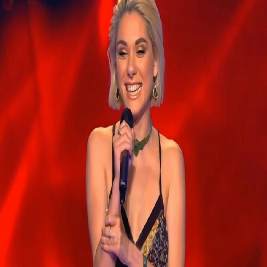 Κούκλα με φωνάρα και άψογο σώμα: Η κόρη του Λάζαρου Γεωργακόπουλου από τον “Παράδεισο των κυριών” έχει κερδίσει στο The Voice