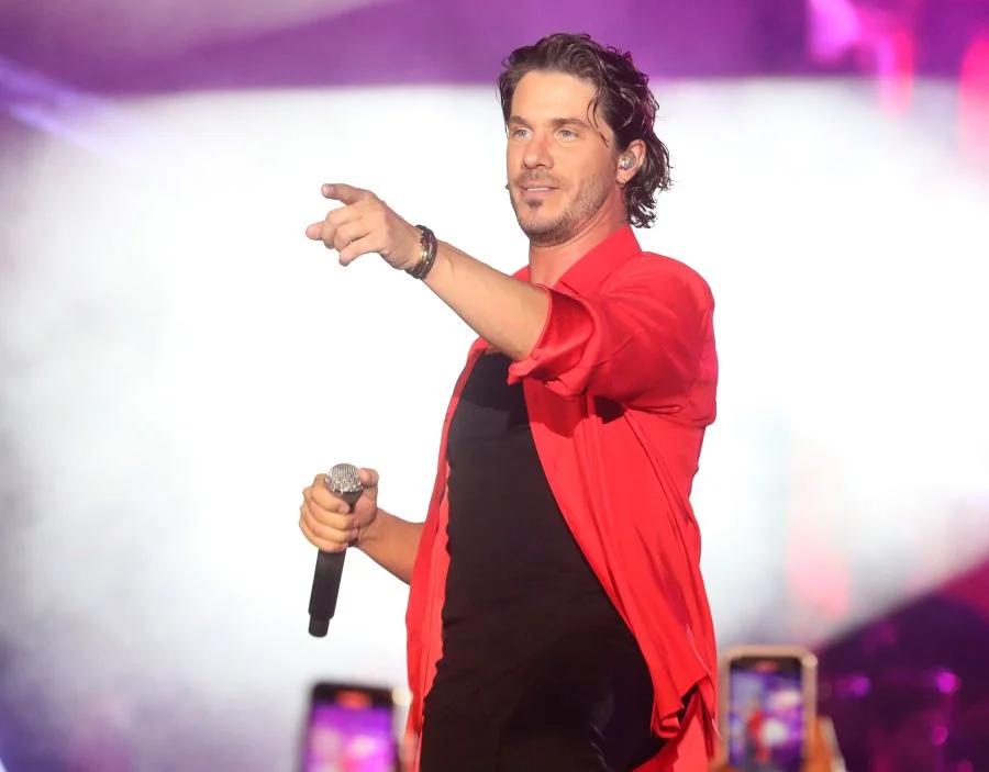 Ξεσάλωσε στα μπουζούκια με μελαχρινή καλλονή ο γιος του Κυριάκου Μητσοτάκη και όλοι τους κοιτούσαν