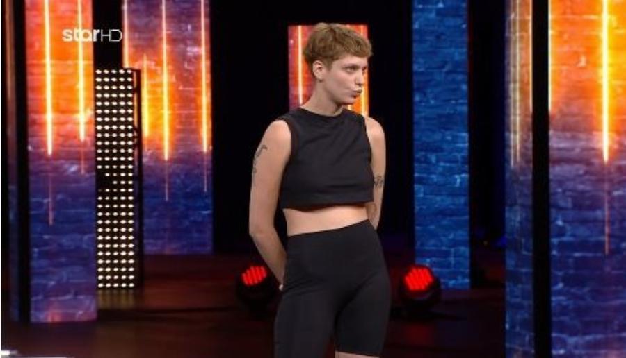 Σούσουρο με διαγωνιζόμενη του GNTM: Η Κόττη με την αξύριστη μασχάλη και το κούρεμα «playmobil» που τάραξε το Twitter