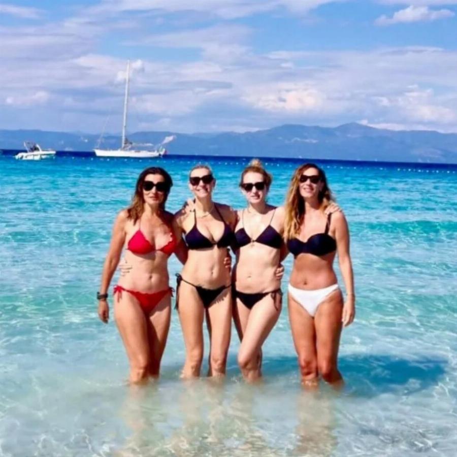 Μαγνήτισε τα βλέμματα φορώντας κόκκινο μπικίνι: Εντυπωσιακή η Μαρία Ναυπλιώτου σε παραλία των Αντιπαξών