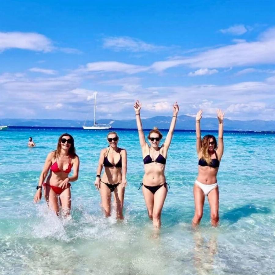 Μαγνήτισε τα βλέμματα φορώντας κόκκινο μπικίνι: Εντυπωσιακή η Μαρία Ναυπλιώτου σε παραλία των Αντιπαξών