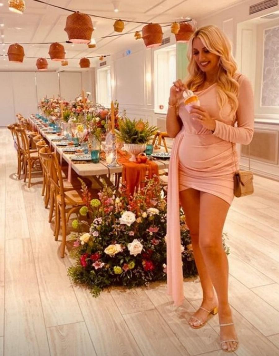 Η πιο όμορφη εγκυμονούσα στα 35 της η Κωνσταντίνα Σπυροπούλου: Τα λαμπερά γενέθλια με σούπερ μίνι εφαρμοστό φόρεμα