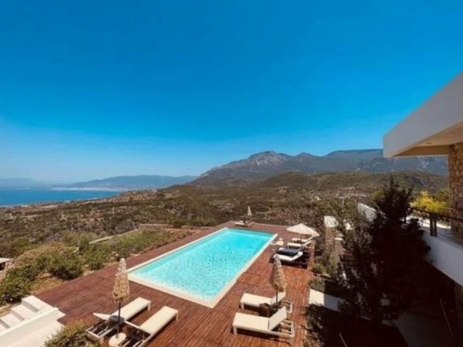 Πετρόχτιστο με υδρομασάζ και θέα το απέραντο γαλάζιο: Το πολυτελέστατο ξενοδοχείο των Σταυροπούλου-Χατζηπαναγιώτη στη Μεσσηνιακή Μάνη