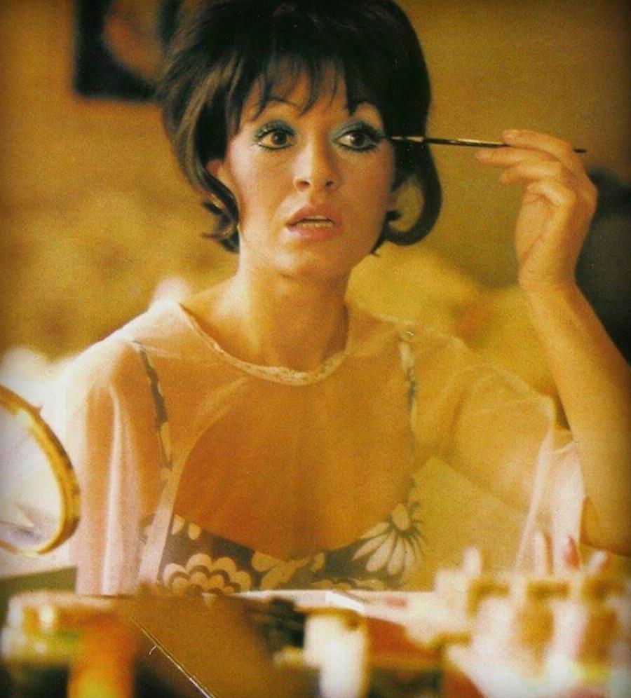 «Δεν έχω Φιλιππινέζα, ρόλεξ και BMW. Αγαπώ τους φίλους μου, τους σκύλους μου, τις αναμνήσεις μου, τις ρυτίδες μου, τους θεατρίνους και τα ταξίδια»