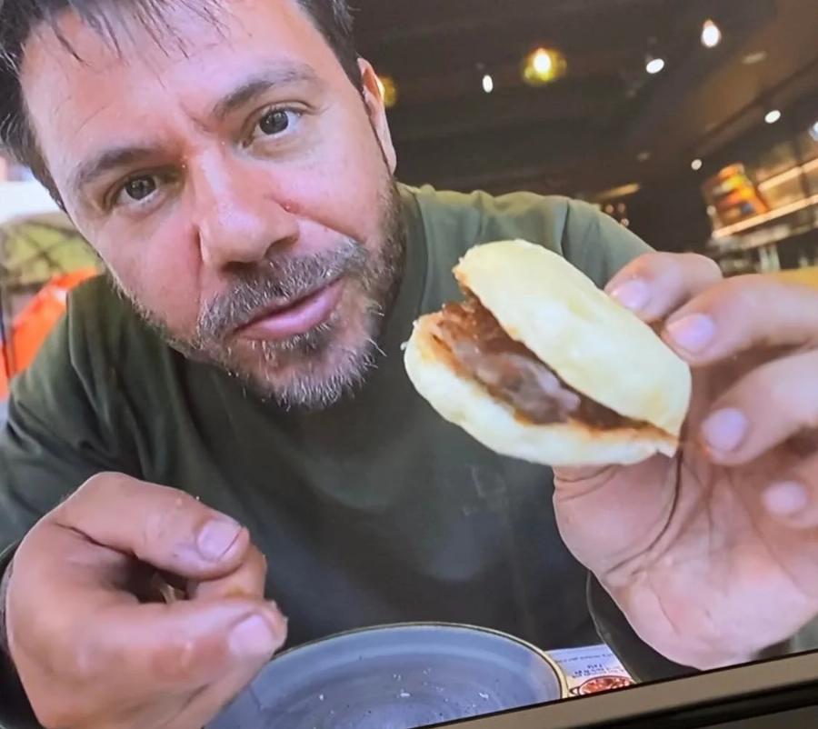 Έξαλλος ο Ευθύμης Μπλέτσας: Η απάντηση του στο αν ζητάει χρήματα με το ζόρι από τα εστιατόρια