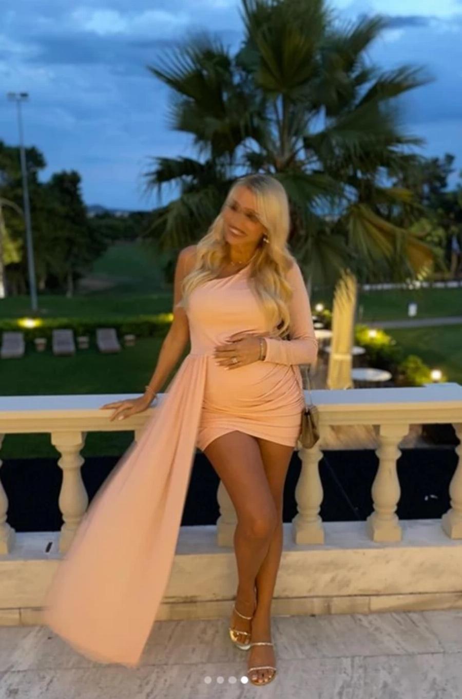 Η πιο όμορφη εγκυμονούσα στα 35 της η Κωνσταντίνα Σπυροπούλου: Τα λαμπερά γενέθλια με σούπερ μίνι εφαρμοστό φόρεμα