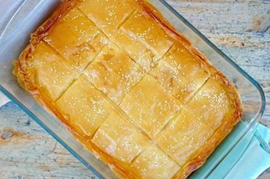 Θα γλείφετε τα δαχτυλά σας: Η απόλυτη κρεμώδης τυρόπιτα που είναι έτοιμη σε λιγότερο από 15′