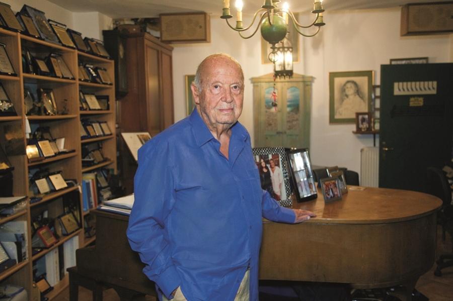 Mίμης Πλέσσας: Η συγκλονιστική στιγμή που ο 97χρονος συνθέτης παίζει στο πιάνο το «Ένας ουρανός μ’ αστέρια» και κόβει την ανάσα