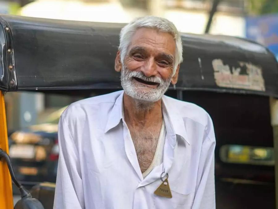 Η θυσία του παππού για την εγγονή: Πούλησε το σπίτι του για να πληρώσει τις σπουδές της εγγονής του και ο κόσμος του αγόρασε νέο