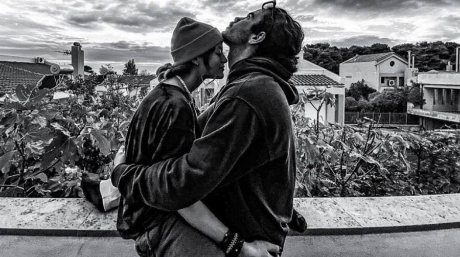 Το καλοκαίρι είναι για την Γαία Μερκούρη: Η κοπέλα του Άγγελου Λάτσιου ποζάρει με κιμονό και μπικίνι και είναι μια κούκλα