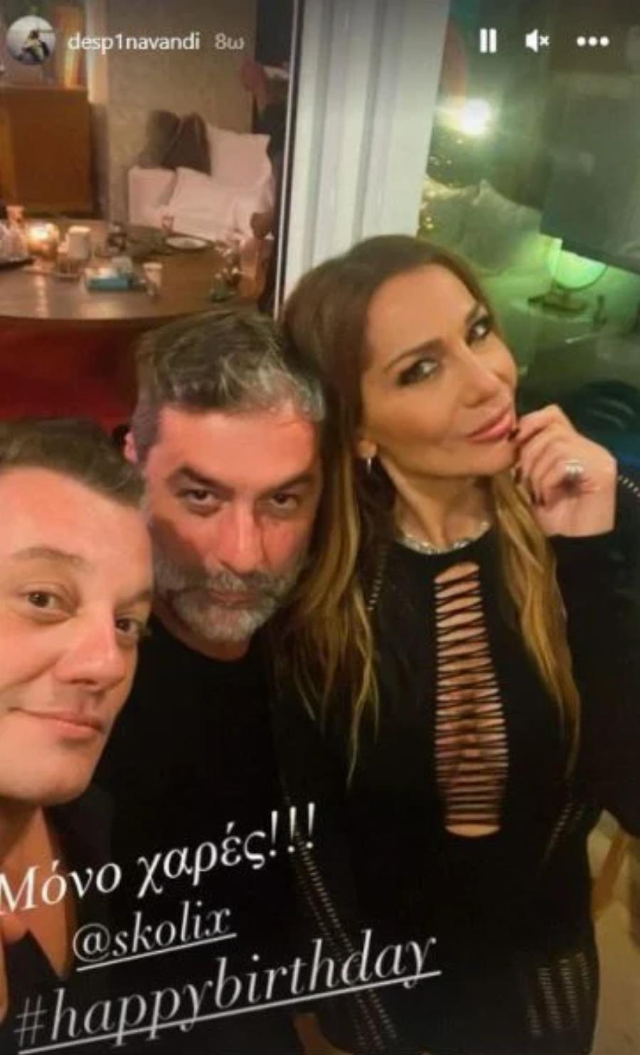 Σαν 30χρονη η Δέσποινα Βανδή:  Με μίνι φόρεμα στο πλευρό του Βασίλη Μπισμπίκη, η εμφάνιση που τράβηξε τα βλέμματα