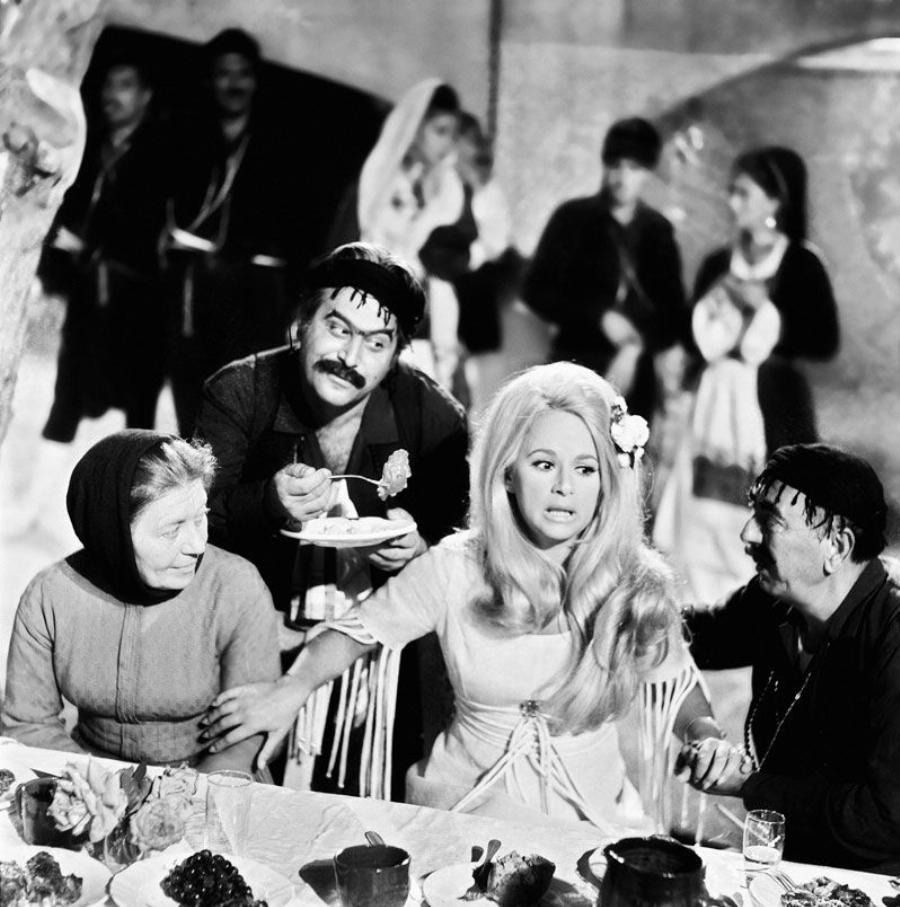 Κανείς δεν το πήρε χαμπάρι: Οι δύο πασίγνωστες σκηνές που δεν παίζει η Αλίκη Βουγιουκλάκη, αλλά κασκαντέρ