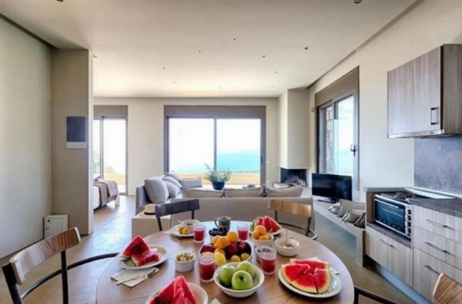 Πετρόχτιστο με υδρομασάζ και θέα το απέραντο γαλάζιο: Το πολυτελέστατο ξενοδοχείο των Σταυροπούλου-Χατζηπαναγιώτη στη Μεσσηνιακή Μάνη