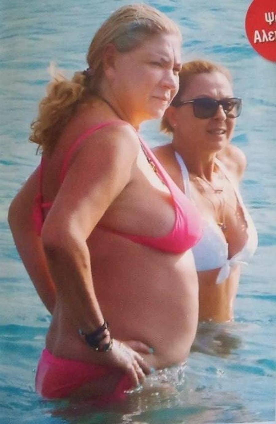«Τρέλανε» τους παπαράτσι η Δήμητρα Λιάνη Παπανδρέου: Απαθανατίστηκε με το ροζ μπικίνι της στην παραλία