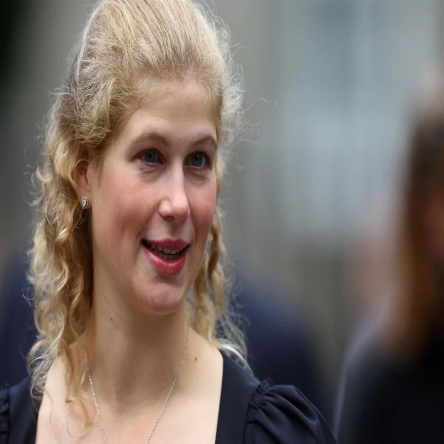 Οι “royals” δεν κλαίνε: Η αγαπημένη εγγονή της βασίλισσας Ελισάβετ Λαίδη Λουίζ Γουίνσδορ που έσπασε το πρωτόκολλο