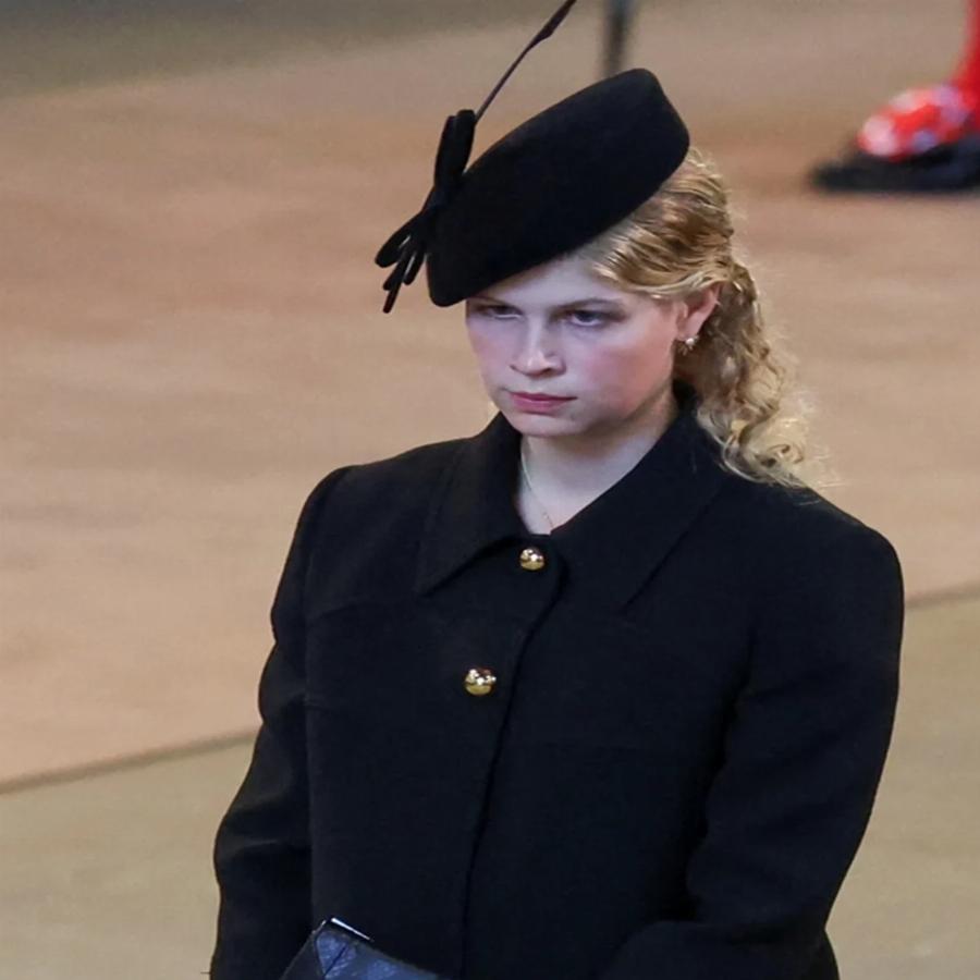 Οι “royals” δεν κλαίνε: Η αγαπημένη εγγονή της βασίλισσας Ελισάβετ Λαίδη Λουίζ Γουίνσδορ που έσπασε το πρωτόκολλο