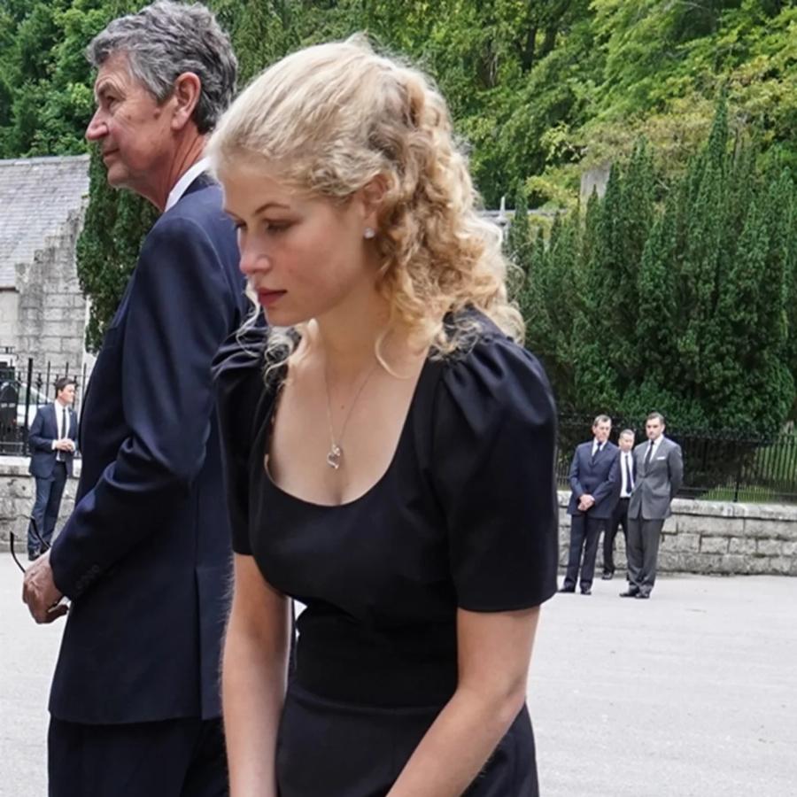 Οι “royals” δεν κλαίνε: Η αγαπημένη εγγονή της βασίλισσας Ελισάβετ Λαίδη Λουίζ Γουίνσδορ που έσπασε το πρωτόκολλο