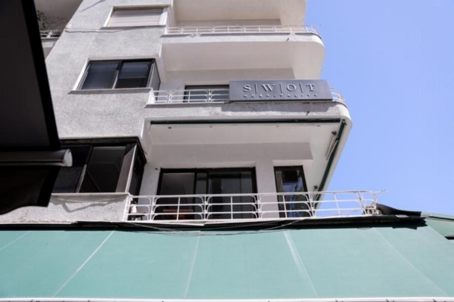 Σοβαρό ατύχημα στο Κολωνάκι: «Ήταν ατύχημα, δεν με έσπρωξε κανείς» λέει ο 35χρονος που έπεσε στο κενό από τον 3ο όροφο