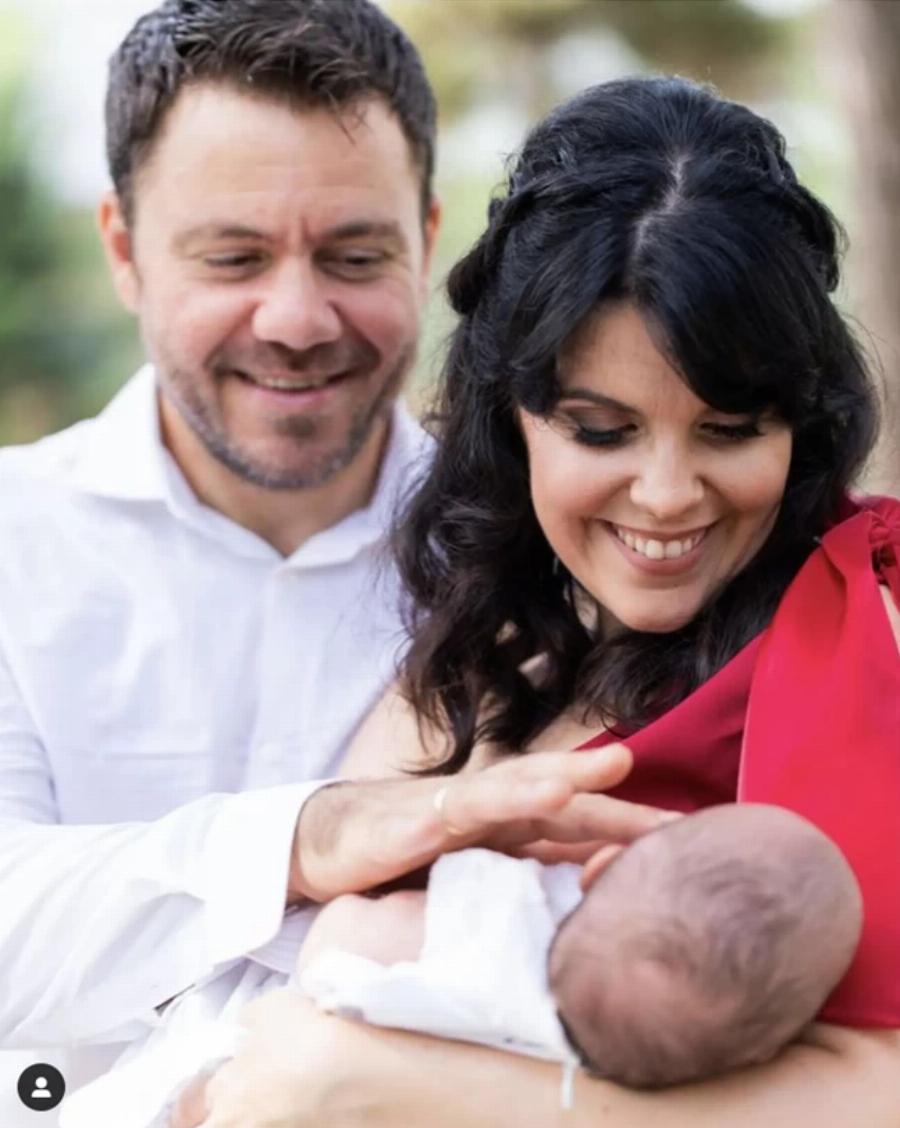 Ευτύχης Μπλέτσας: Η απρόσμενη γνωριμία με τη σύζυγο του, η ονειρική πρόταση γάμου και τα ατέλειωτα ταξίδια με το μωρό τους