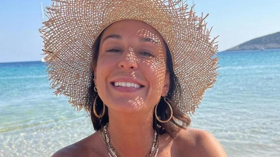 Η αποκαλυπτική φωτογραφία της Κατερίνας Παπουτσάκη: Ποζάρει γυμνή με το ψάθινο καπέλο της