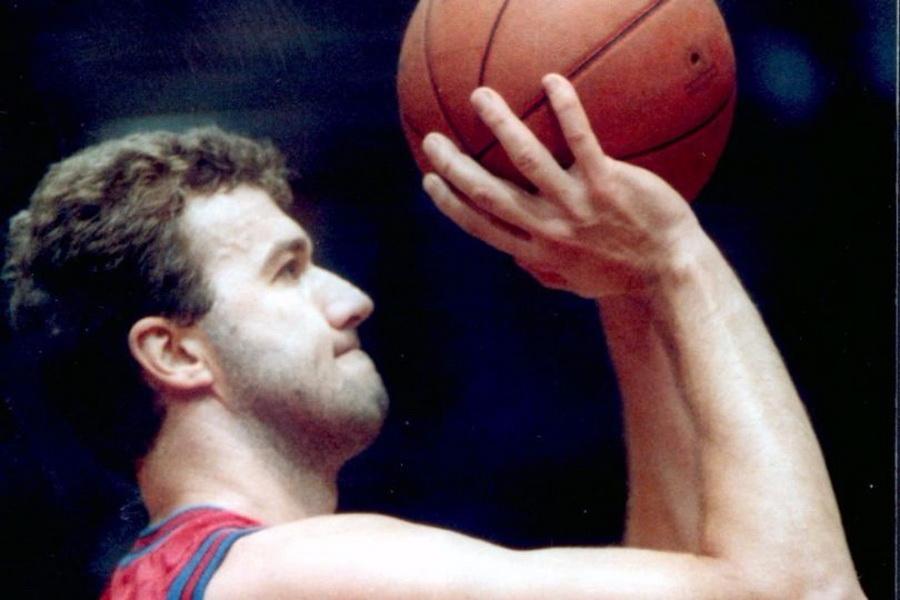 «Δε νιώθω τα πόδια μου»: Το χτύπημα του Μπόμπαν Γιάνκοβιτς με το κεφάλι στη μπασκέτα που κανείς Έλληνας δεν θα ξεπεράσει