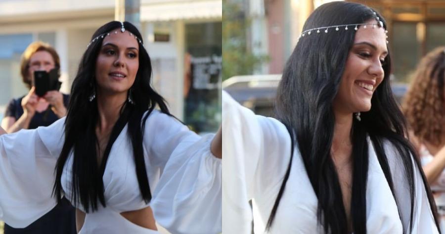 ‘Ολα τα βλέμματα πάνω της: Η πανέμορφη νύφη που σταμάτησε την κυκλοφορία χορεύοντας ποντιακά, όλοι την χειροκροτούσαν