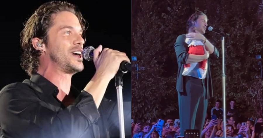 Συγκίνησε όλη την Ελλάδα ξανά: Ο Νίκος Οικονόμοπουλος τραγούδησε κρατώντας αγκαλιά ένα μωρό