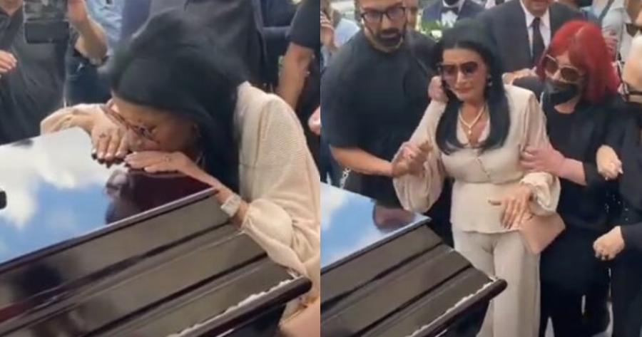Συγκινήθηκε όλη η Ελλάδα: Η στιγμή που η Ζωζώ Σαπουντζάκη φιλάει το φέρετρο της Μάρθας Καραγιάννη και ξεσπάει σε λυγμούς