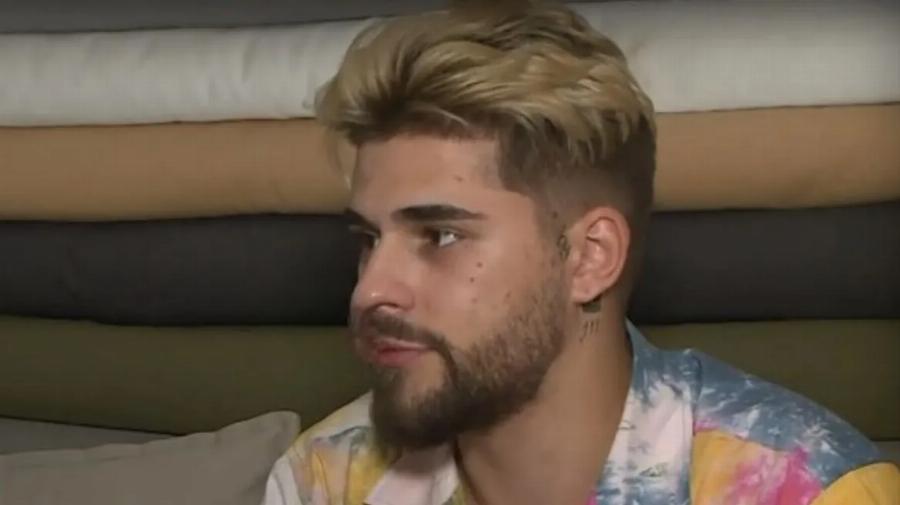 Η συλλογή του FY: «Έχω παπούτσια που φτάνουν τα 4.000 ευρώ»