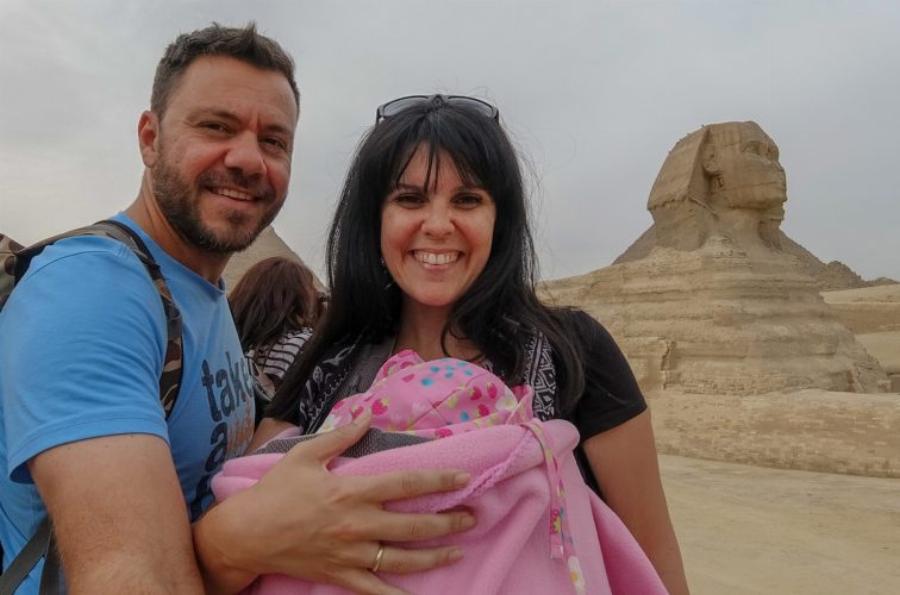 Ευτύχης Μπλέτσας: Η απρόσμενη γνωριμία με τη σύζυγο του, η ονειρική πρόταση γάμου και τα ατέλειωτα ταξίδια με το μωρό τους