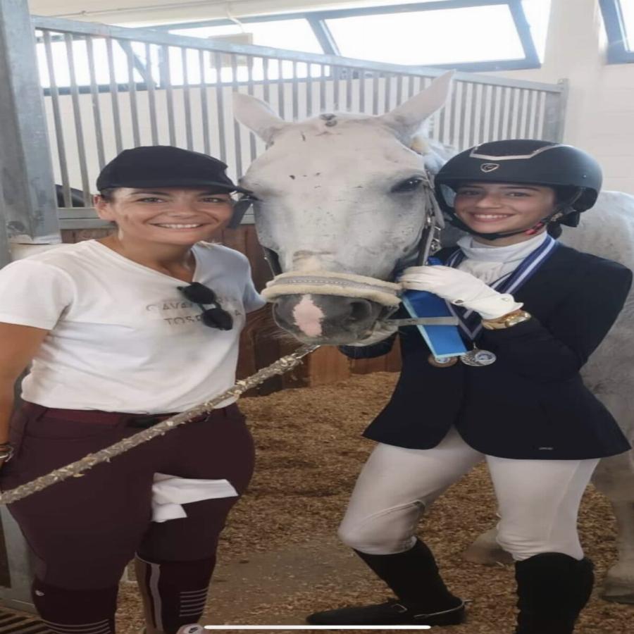 Μόνο υπερηφάνεια στο Ρέθυμνο για την 13χρονη Αθηνά Ραφαέλα Μπικάκη που είναι ταλέντο στην ιππασία