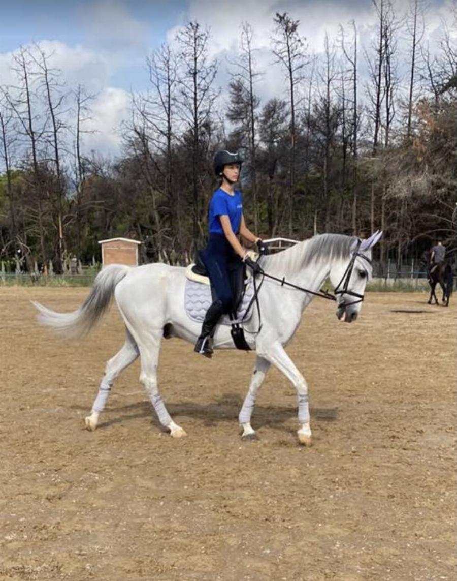 Μόνο υπερηφάνεια στο Ρέθυμνο για την 13χρονη Αθηνά Ραφαέλα Μπικάκη που είναι ταλέντο στην ιππασία
