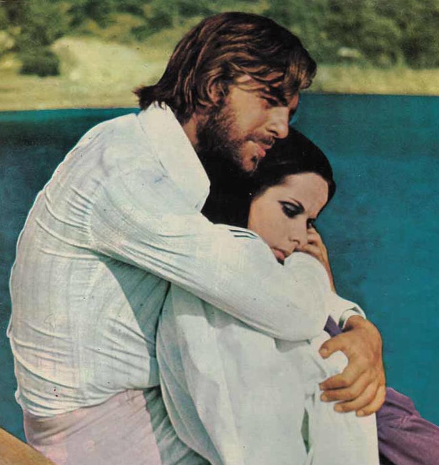 Λάκης Κομνηνός: Η γυναίκα της ζωής του, ο γιος του που κληρονόμησε την γοητεία του, η φτώχεια και το άβολο σκηνικό με τις θαυμάστριες