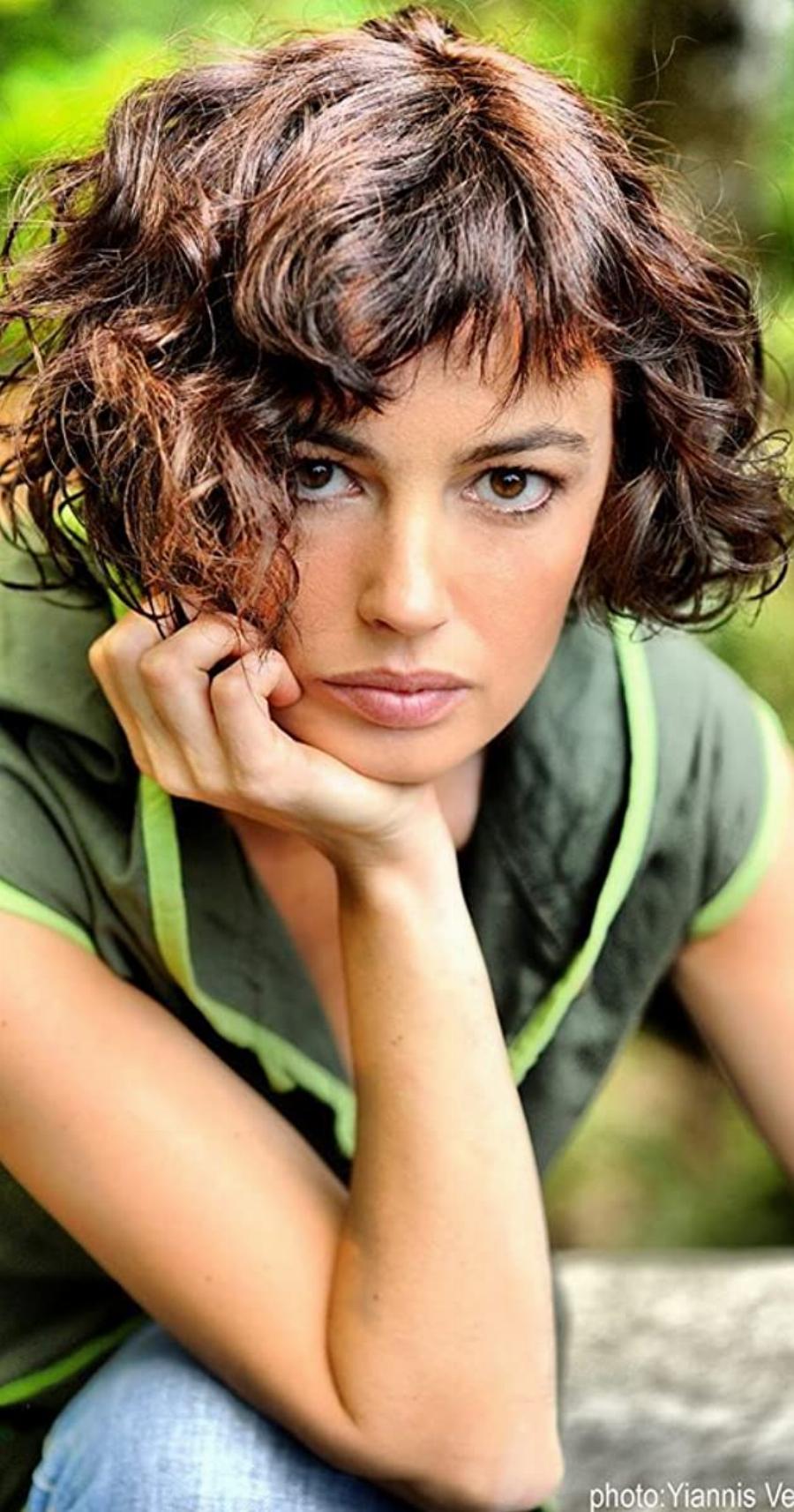 Γυναικάρα μέχρι σήμερα: Η Ναταλίτσα από το 50 – 50 με καστανό σγουρό μαλλί και πλατύ χαμόγελο