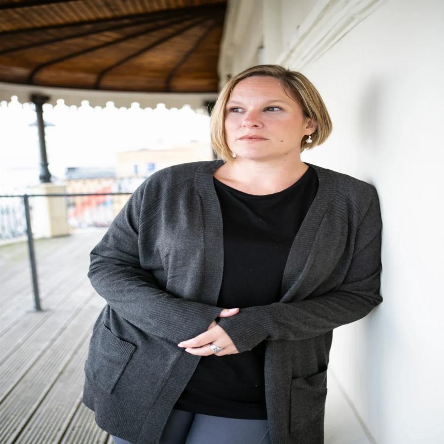 Η υπόθεση που συγκλόνισε τον κόσμο: Η μητέρα σκότωσε τον βιαστή γείτονα της επειδή κακοποιούσε τον γιο της