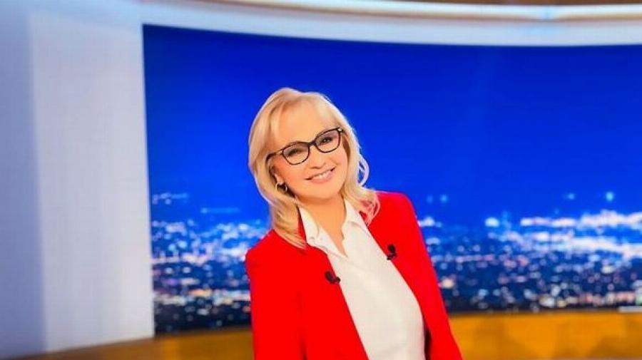 «Φιλάκια διπλά»: Η Αγγελική Νικολούλη έβαλε ξανά το κόκκινο σακάκι