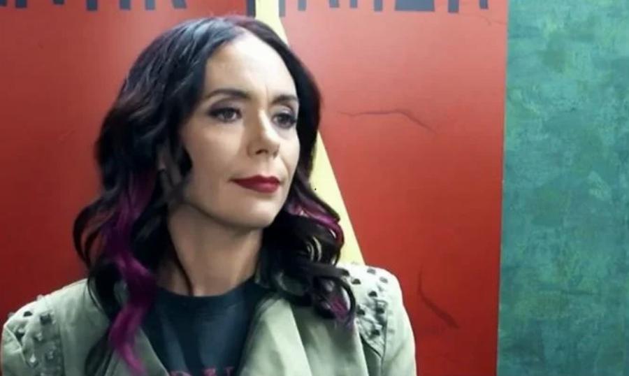 Δεν θα την αναγνώριζε ούτε η παρέα της: Θυμάστε τη Λίλα από τους Singles; Σταθερά εκκεντρική και αγνώριστη – Με μακρύ σκούρο μαλλί και μανούλα δύο αγοριών σήμερα