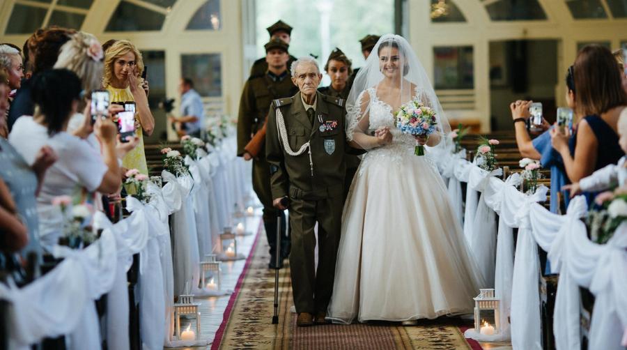 Έκανε το όνειρο του πραγματικότητα: Ο 94χρονος παππούς συνοδεύει την εγγονή του στο γάμο της και 2 μέρες μετά αφήνει την τελευταία του πνοή