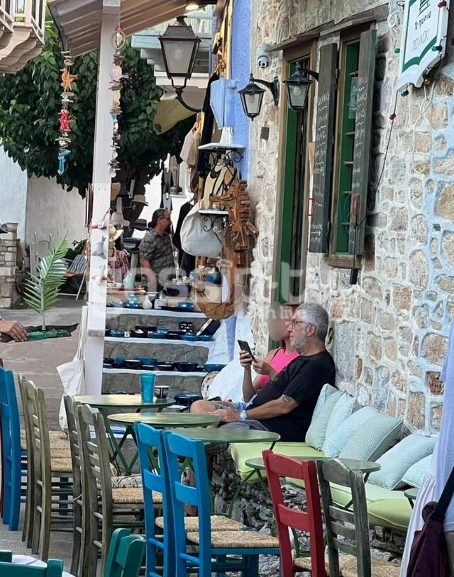 «Στάθη είσαι ανεπιθύμητος στο νησί»: Συνθήματα εναντίον του Στάθη Παναγιωτόπουλου στους δρόμους της Αλοννήσου