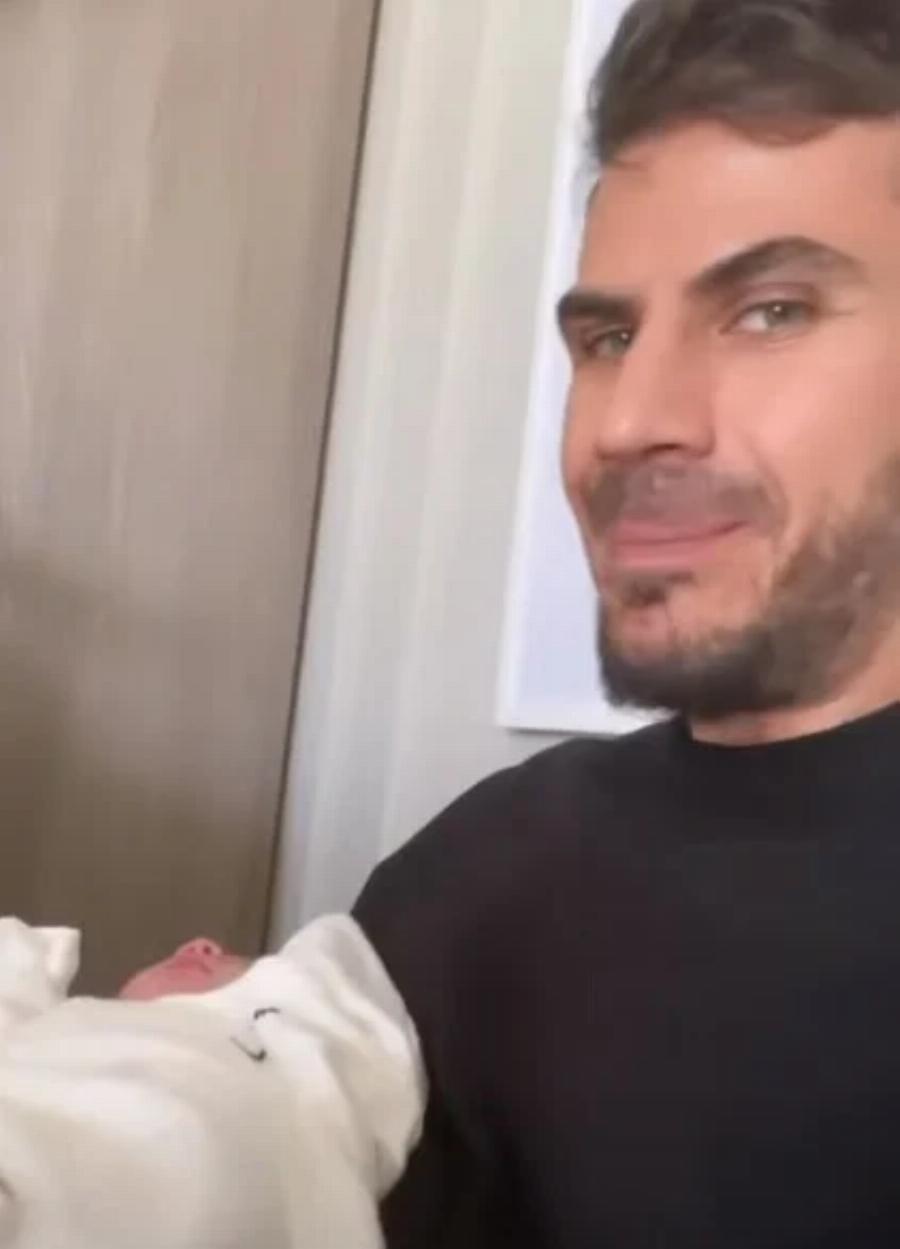 Έπεσαν βροχή τα likes στην φώτο: Η τρυφερή ανάρτηση του Άκη Πετρετζίκη με την κόρη του στο μαιευτήριο μαζί με τη σύζυγό του