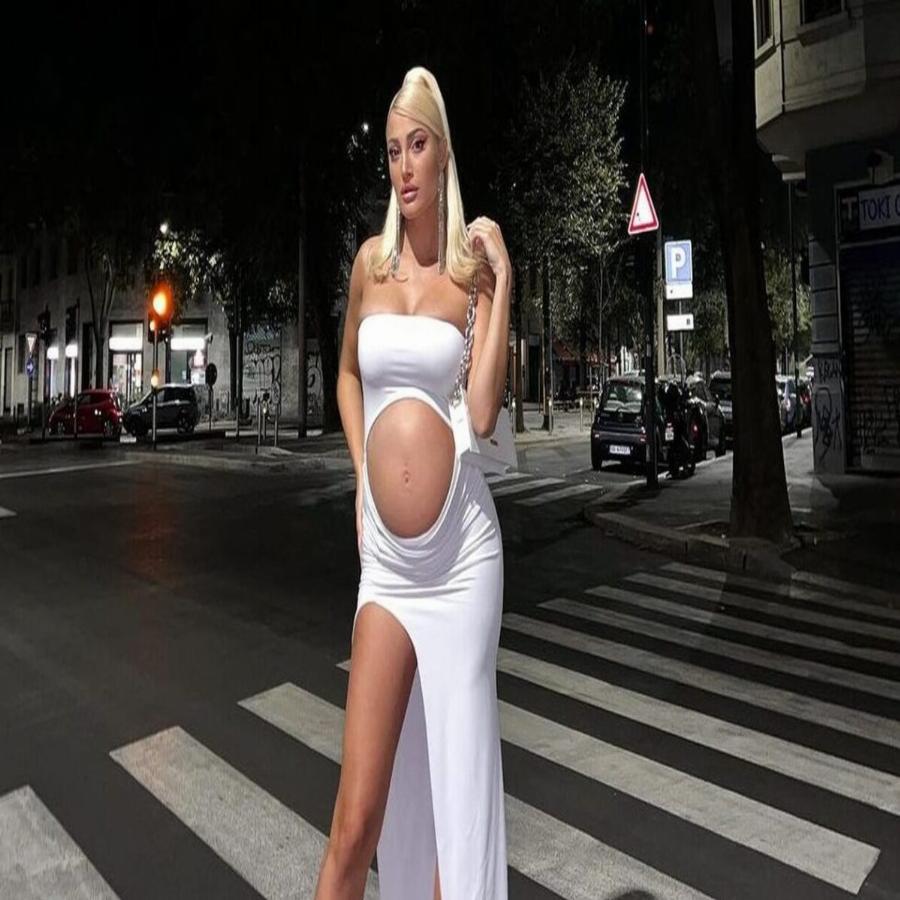 Ποζάρει χωρίς μπλούζα και δείχνει τη φουσκωμένη της κοιλιά: Η ολόσωμη φωτογραφία στον 6ο μήνα της εγκυμοσύνης της