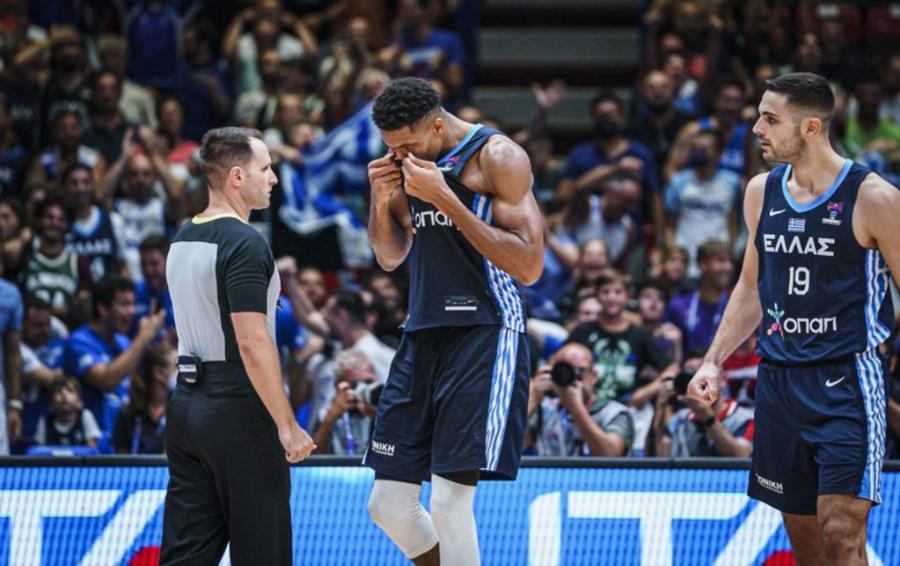 Μέγας Γιάννης Αντετοκούνμπο: Φίλησε το εθνόσημο στη φανέλα μετά το καλάθι και φάουλ